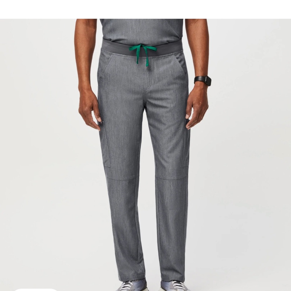 Men’s FIGS Axim Cargo Scrub Pants, graphite grey, small